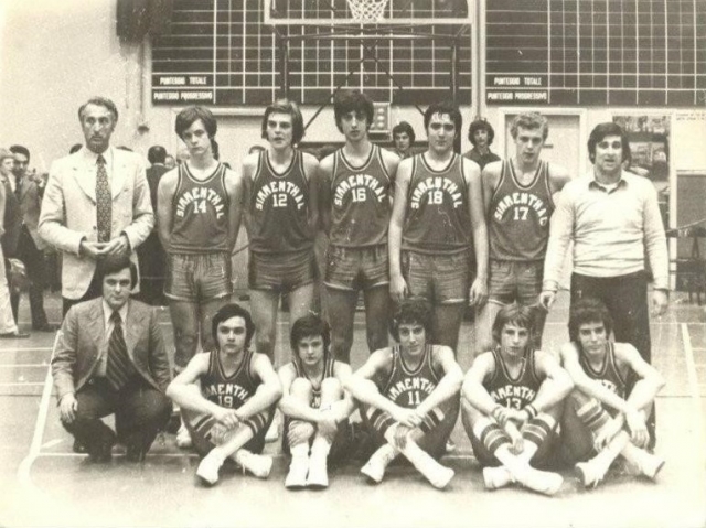 La squadra allievi del Simmenthal del 1958 di Gamba: Lana, A. Croce, Elia, Bianchi, Rho, Bruno Arrigoni, Ceresa (dir.), Migliorini, Caldiroli, D. Boselli, Fabbricatore, F.Boselli.